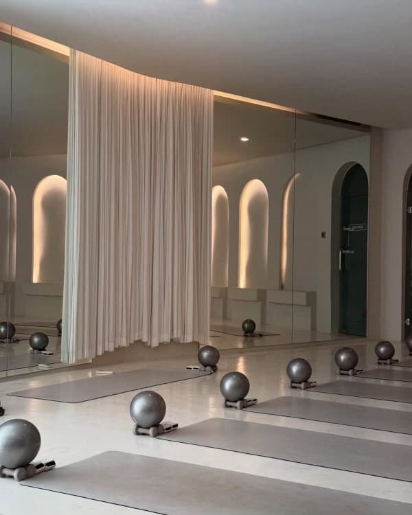 Pratique de Pilates dans un studio lumineux